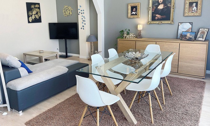 Reims Apartment | At Clém's, 8 people, private garage, wifi + Netflix