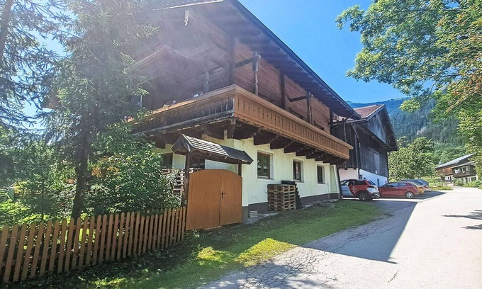Saalfelden am Steinernen Meer Apartment | Cosy apartment for 6 people with WIFI, TV, balcony and pets allowed