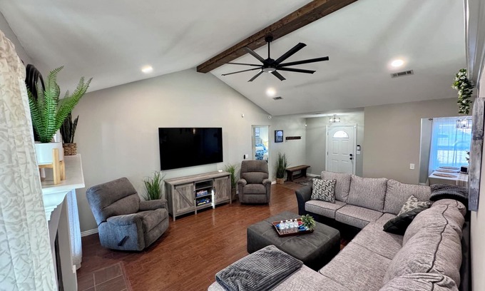 Lowell House | At the Heart of NWA, Detached Game room, L2 Charging, Bonus amenities and more!
