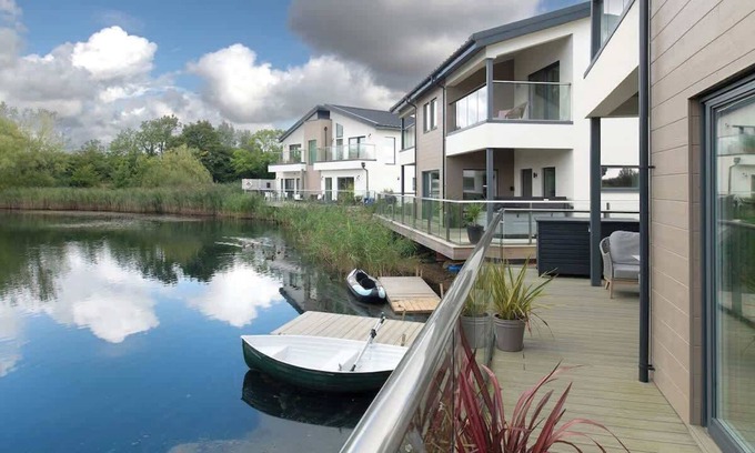 Ampney Crucis House | At Waters Edge | Lakehouse, Hot Tub + Rowing Boat