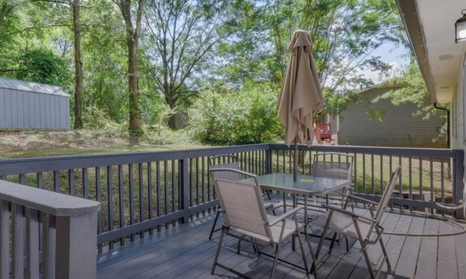 Athens House | Athens home w/Deck-Near Sanford Stadium!