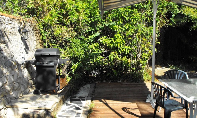 Saint-Gaultier House | atipyque house on the edge of the hollow river