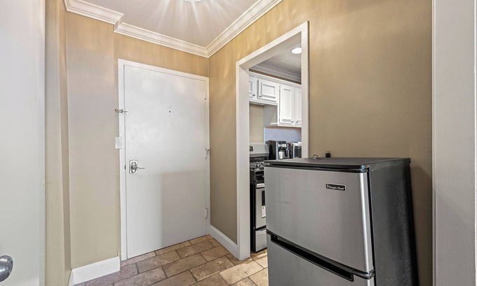Downtown Atlanta Apartment | ATL1205 Beautiful 1 Bedroom condo in Atlanta with Pool Access