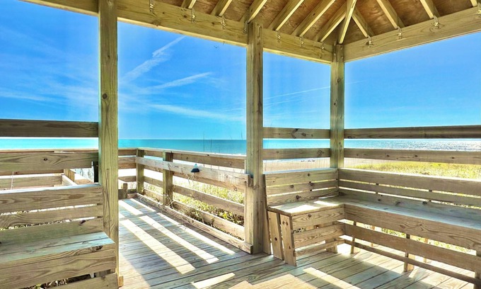 Atlantic Beach Condo | Atlantic Beach Beachside Studio Getaway Kitchen Pool