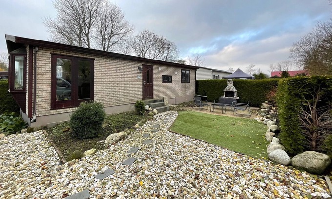 Tzummarum Ski Chalet | Atmospheric chalet with beautiful garden, on a holiday park near the Wadden Sea