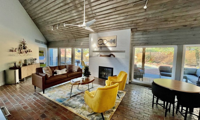 East Memphis House | Atrium/sauna/gym/heated pool/5000 sf
