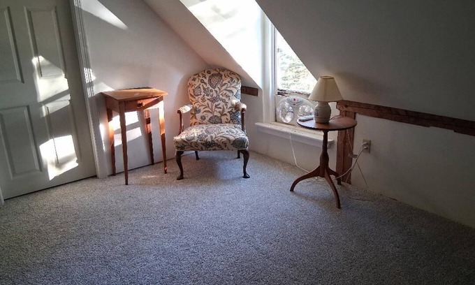 Franklin Apartment | ATTRACTIVE AND COMFORTABLE 2 BEDROOM/1 BATH UNIT WITH WONDERFUL VIEWS