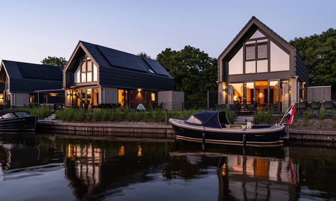 Balk House | Attractive holiday home in Balk with jetty