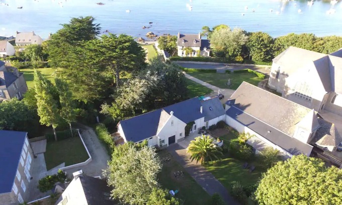 Brignogan-Plage House | ATYPICAL SEASIDE HOUSE 10/12 PERSONS LARGE GARDEN JACUZZI