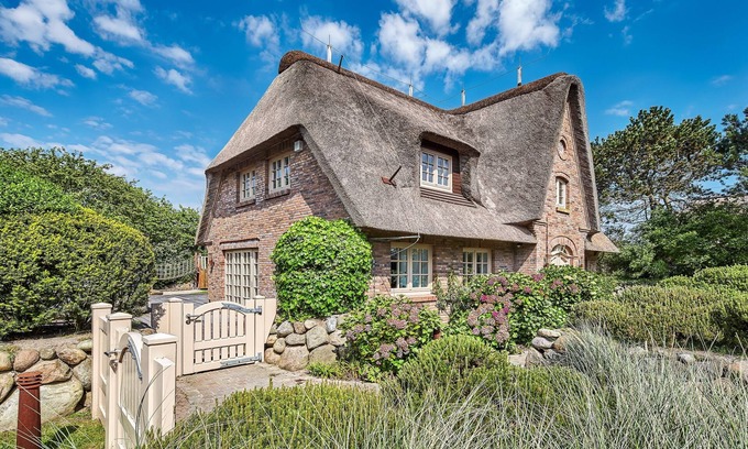 Wenningstedt-Braderup House | Außergewöhnliche Reetdachvilla am Ortsrand von Braderup