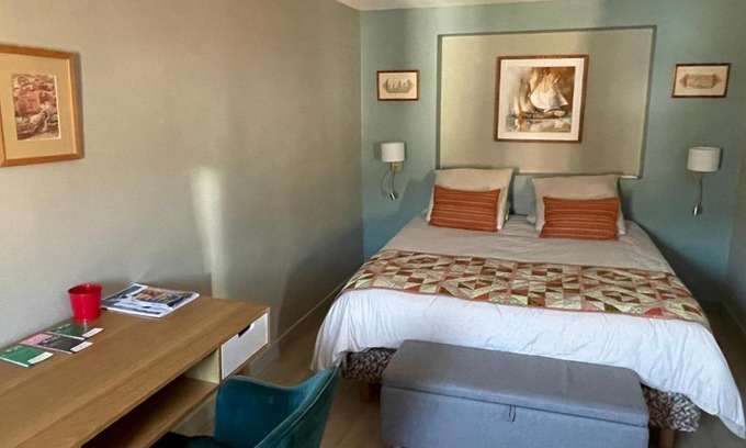 Old Town Apartment | Au cœur du vieux Toulon au calme appartement rénové climatisé confortable étage élevé avec ascenseur proche parking et toutes commodités