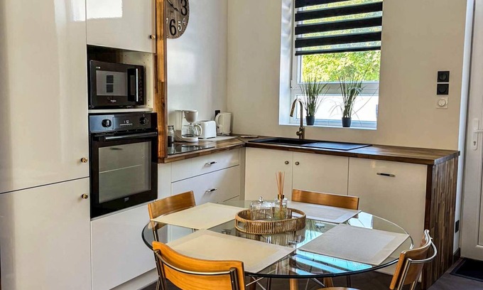 Dernier Sou House | 𝐴𝑢 𝑠𝑒𝑐𝑟𝑒𝑡 𝑑𝑢 𝑣𝑎𝑙𝑙𝑜𝑛