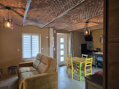 Gosnay Apartment | AU TEMPS JADIS - Gîte Atypique dans une ancienne Etable Cour privée