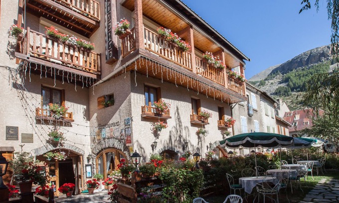 Monetier-les-Bains Hotel | Auberge du Choucas