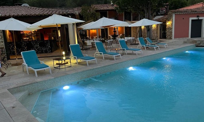 Bormes-Les-Mimosas Bed & Breakfast | Auberge du Dom