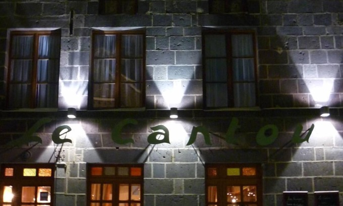 Orcival Hotel | Auberge Le Cantou