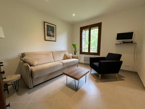 Pierlas Hotel | Auberge Lou Poumié