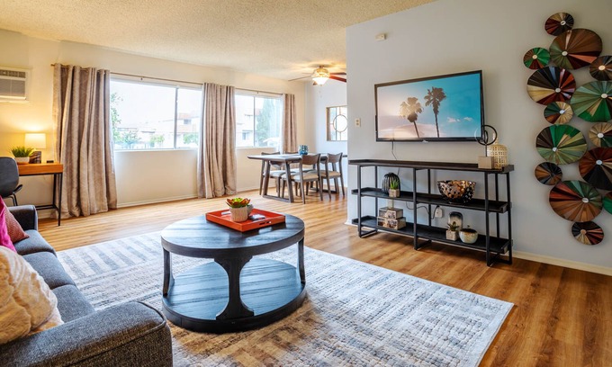 Alhambra Apartment | ☝Auburn Breeze · WIFI · CAL King Bed · Parking Included☝
