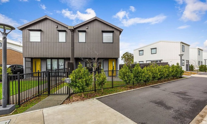 Mangere Villa | Auckland airport Homes, 6 km, free car park, spacious & Bright