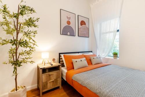 Midtown West Apartment | Aura Style 3BD Suite at Times Square Manhattan