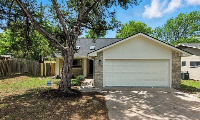 Sunridge South House | Austin 3BR/2.5BA Retreat with Backyard. 15 Mins From Downtown Austin