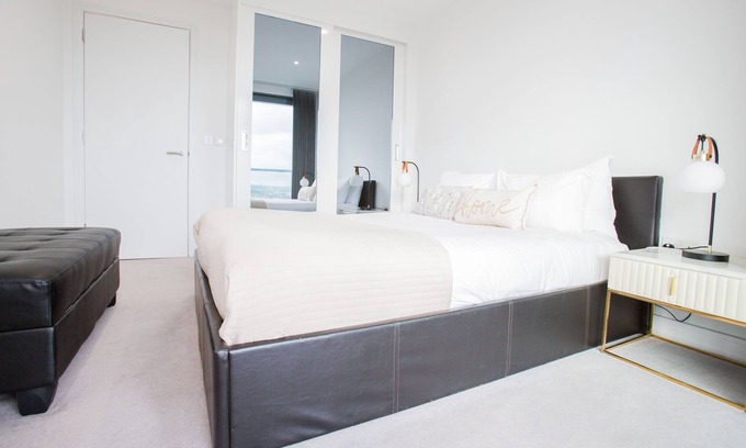 Canary Wharf Apartment | Austin David Apt-Canary Views One Bed Apartment