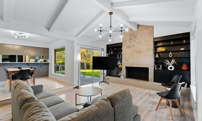 Barton Hills House | Austin Wildgrove 3BR House l Walk to Zilker