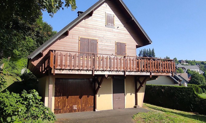 Besse-et-Saint-Anastaise Ski Chalet | Authentic chalet in nature near Super Besse