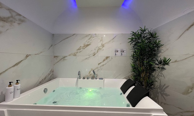 Triggiano House | Authentic Local Stay in historic center;Jacuzzi, Full Kitchen & Central Location