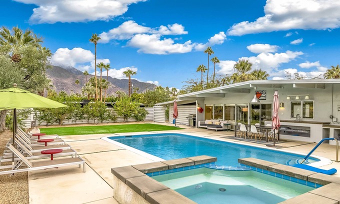 Sunmor House | Authentic mid-century model home with pool, outdoor living & 180º mountain views