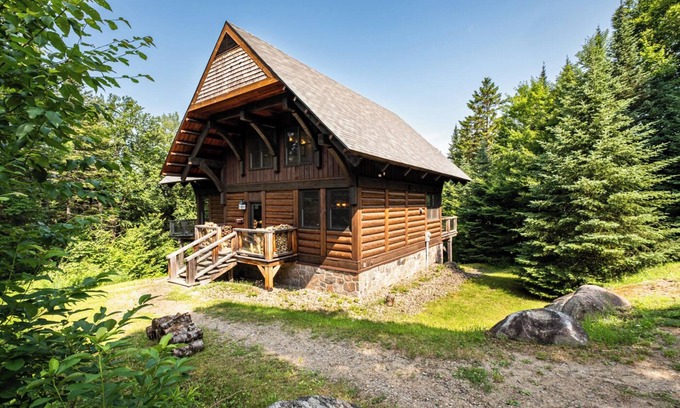 Lac-Superieur Cabin | Authentic Northern Log Cabin in the Woods with SPA