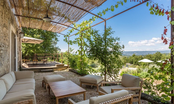 Lacoste House | Authentic Provencal farmhouse in Lacoste