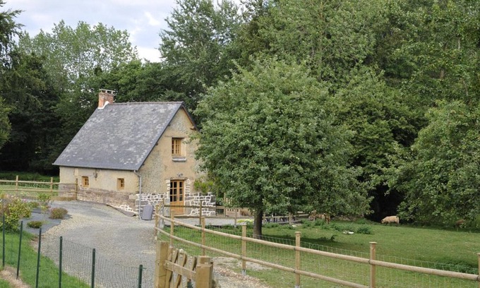 Hudimesnil Cottage | Authentic restored cottage with peaceful pond and pets allowed