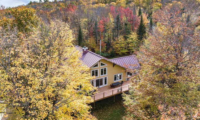 Lac Superieur Village Ski Chalet | Authentik chalet - Hot tub, Kayaks and lake superior access/#301372
