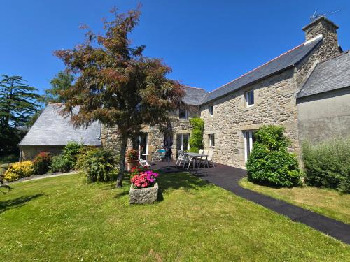 Saint-Thonan House | Authentique maison bretonne avec jardin fleuri