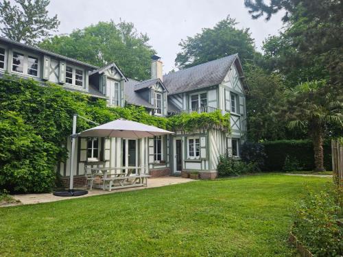 Tourgeville House | Authentique Maison Normande avec Piscine