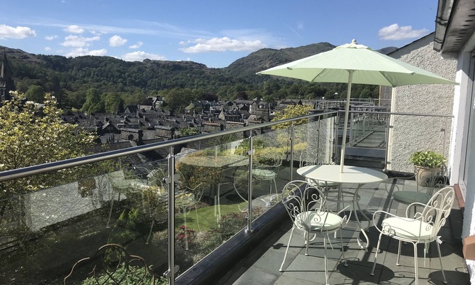 Ambleside House | Autumn weeks !Ambleside Sleep 6 Balcony Mountain ViewsPoolSpa GardenEasy Parking