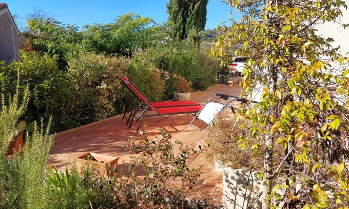 Merindol House | Aux 4 Oliviers with large swimming pool shared by residents and tenants.