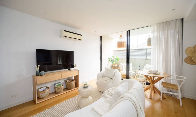 Port Melbourne Apartment | Ava | 100m to Beach & Bay St
