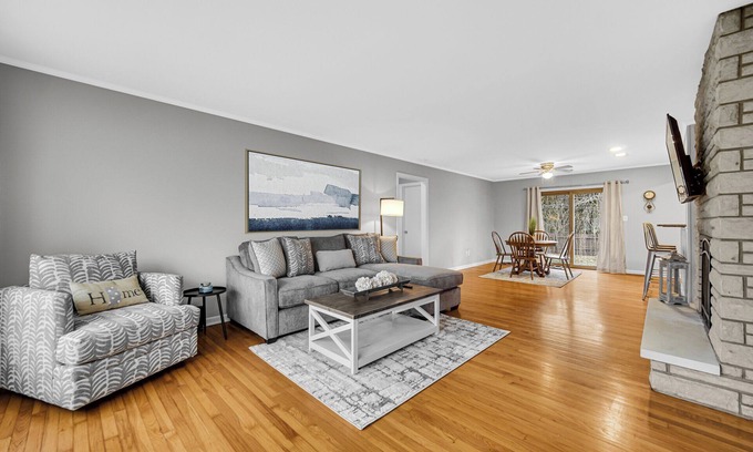 Merrillville House | AVAIL 12/12 - Merrillville condo hospitals & shops