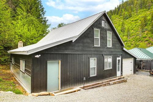 Avery House | Avery Creek Cabins Hike, Bike, Fish and More!