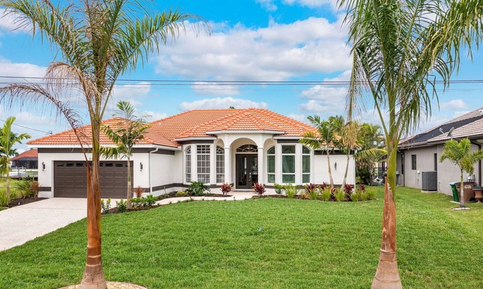 Pelican House | Avida Serena - Luxury Rental in Walking Distance to Cape Harbor