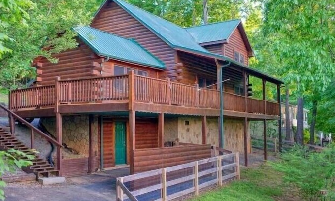 Seymour Cabin | Away From It All