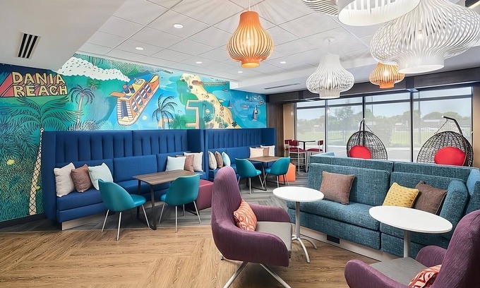 Dania Beach Hotel | Awesome Find, Close Sheridan Square Shopping Center! FREE Breakfast!