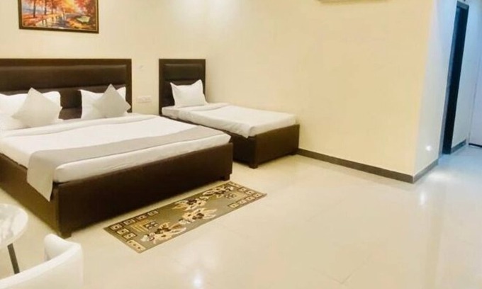 Lucknow Hotel | AYANSH KLYDE INN