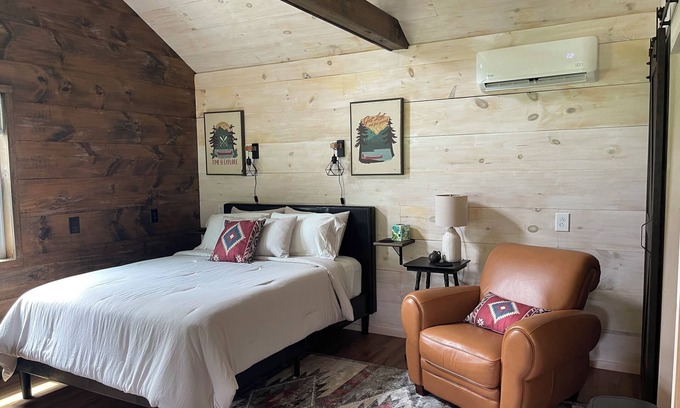 Painted Post Cabin | Ayers' Acres ~ Cabin 4, cozy cabin near Corning-Watkins Glen-Finger Lakes