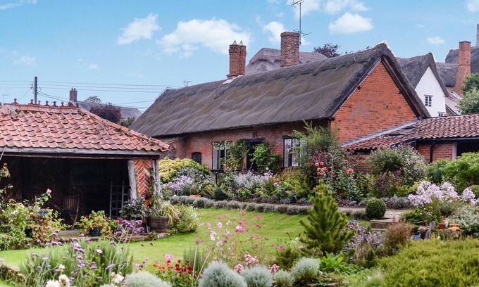 Ipswich Cottage | Ayres End Studio - Thatched cottage sleeping two guests