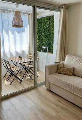 Saint-Laurent-du-Var Apartment | Azur & Chill - à proximité Mer Train Bus Aéroport