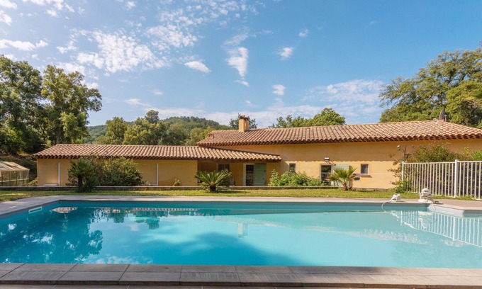 Collobrieres Apartment | "Azur" Room with Shared Pool, Wi-Fi and Air Conditioning