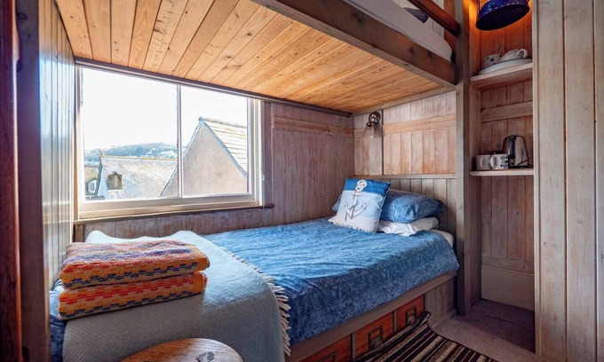 Dartmouth Bed & Breakfast | B&B Bunk Room Above Café Alf Resco in Dartmouth